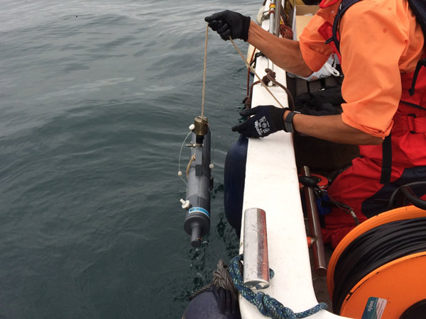 Taking of water samples from ships