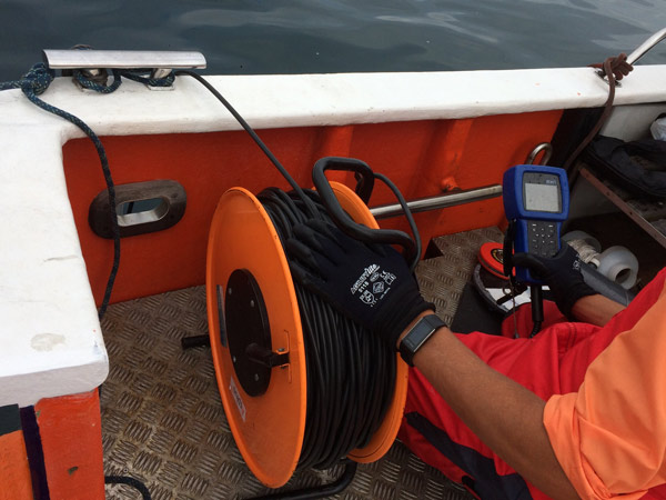 Taking of water samples from ships