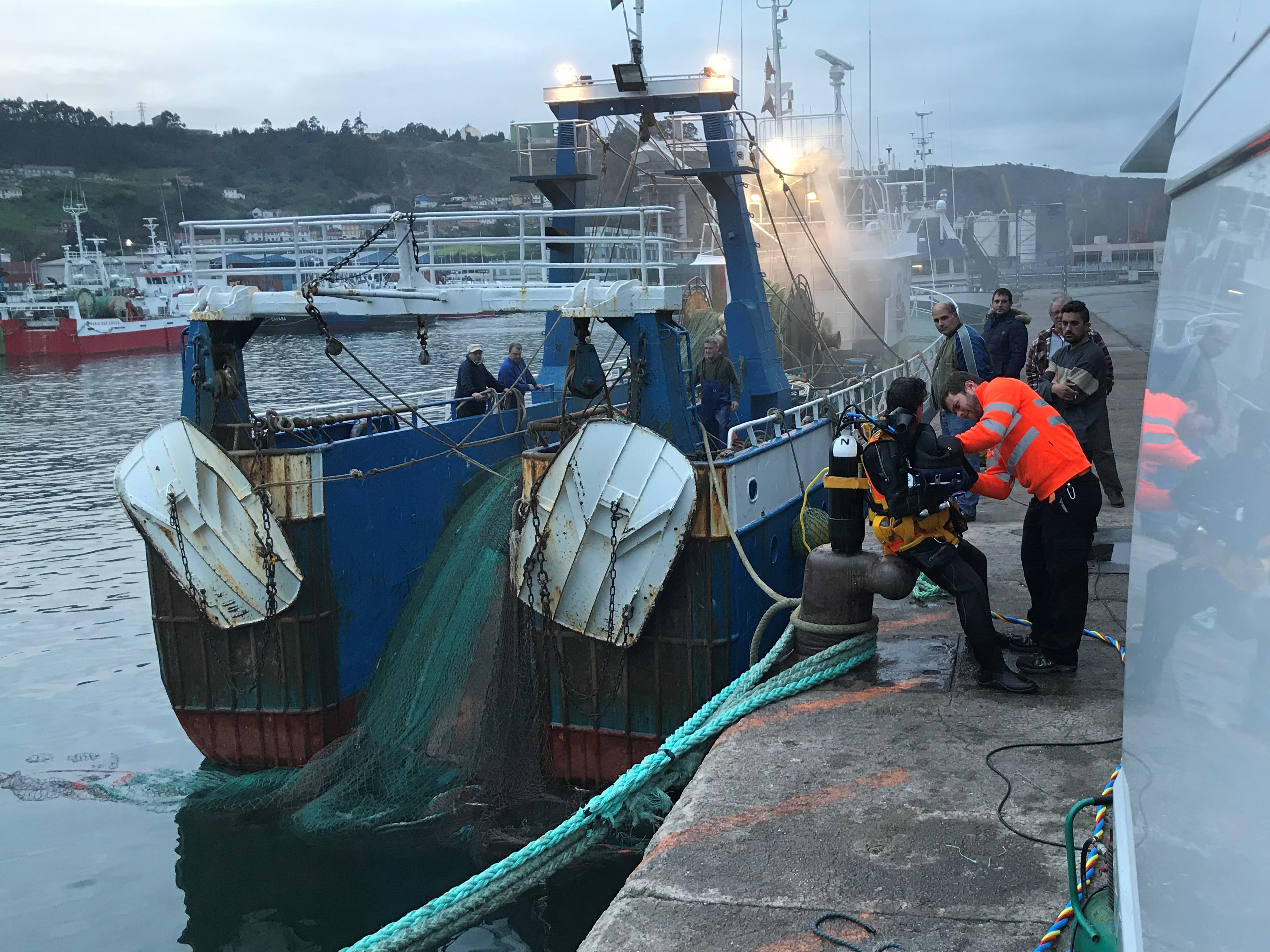 Removal of mooring ropes and nets entangled in trawler propellers