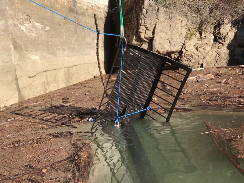 Recovery of trash racks in reservoirs