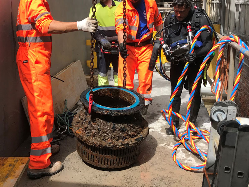 Substitution of clarified water pump foot valves in chemical companies