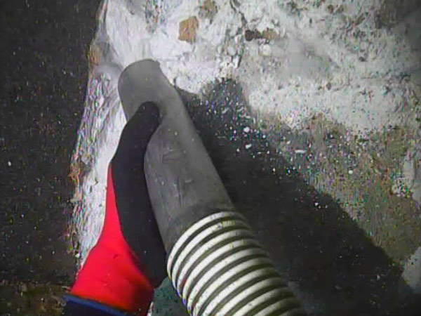 Cleaning of the motorised pit pumps on water pumps in chemical companies