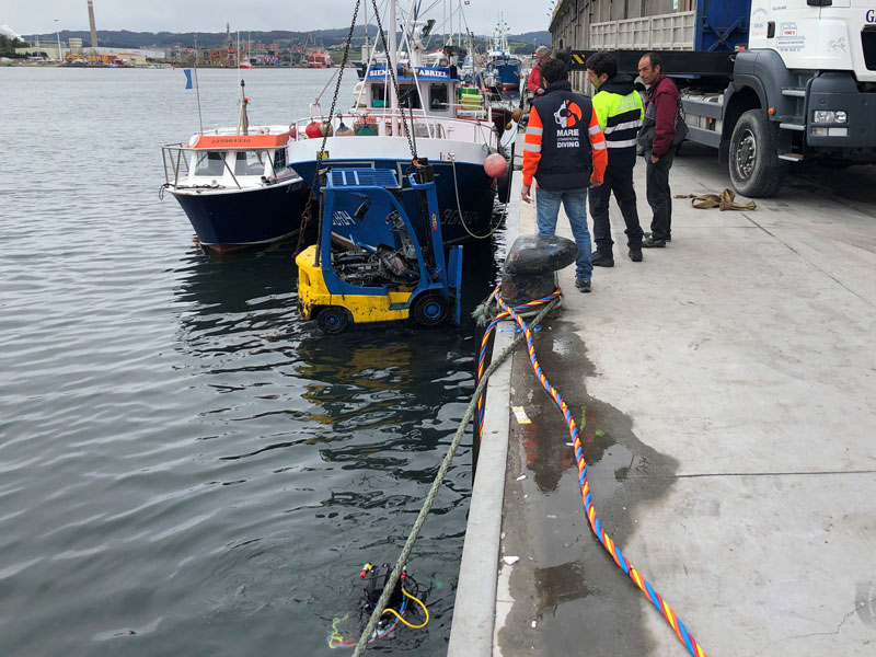 Recovery of forklift trucks from the bottom of the port