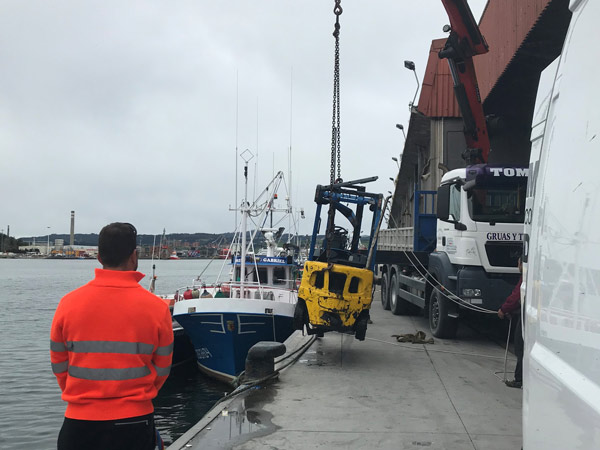 Recovery of forklift trucks from the bottom of the port