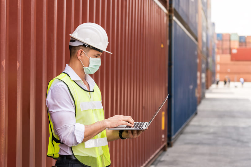 Trabajador del puerto con mascarilla